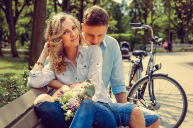 Mutlu bir adam ve çiçekler ile şirin sarışın kadın.