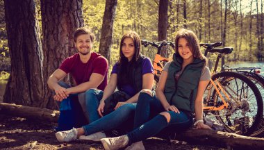 Bir erkek ve iki kadın oturuyor  