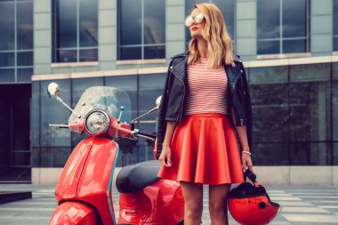 Motorlu scooter poz erkek