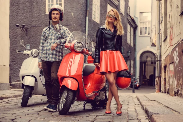 Hermosa pareja en scooters moto retro — Foto de Stock