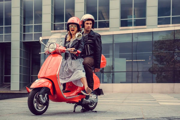 Schönes Paar auf Retro-Motorrollern — Stockfoto