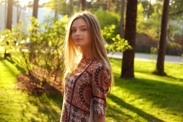 Feminino posando no parque de verão — Fotografia de Stock