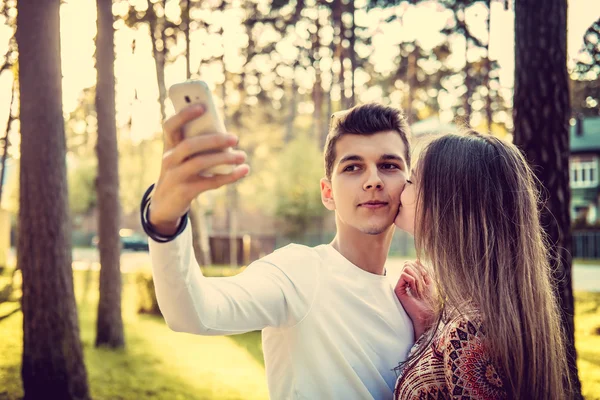 Pareja haciendo selfie en verano parque —  Fotos de Stock