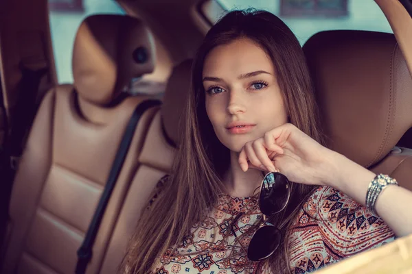 Mladá žena v autě — Stock fotografie
