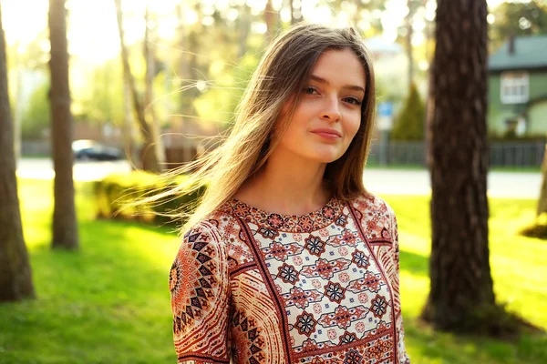 Feminino posando no parque de verão — Fotografia de Stock