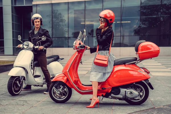 Hermosa pareja en scooters moto retro — Foto de Stock