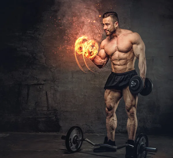 Un hombre con pesas ardientes . — Foto de Stock