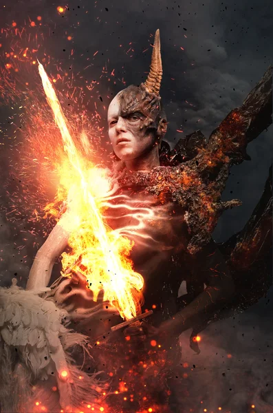 Femme diabolique avec corne dans un feu — Photo