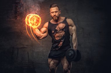 Vücut dumbbell ile portresi.