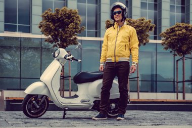 Sarı ceketli adamı  