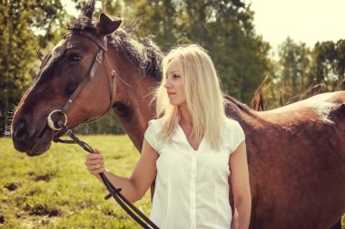 Sarışın kadın ile kahverengi at poz