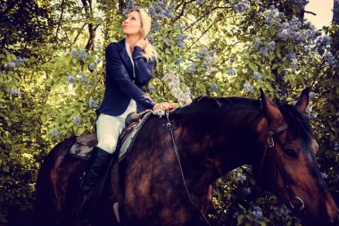  at sırtına oturan kadın.