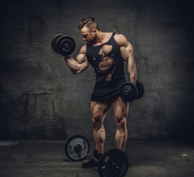 Pazı egzersiz yaparken vücut geliştirmeci 