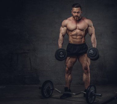 Vücut geliştirmeci dumbbells ile Bportrait