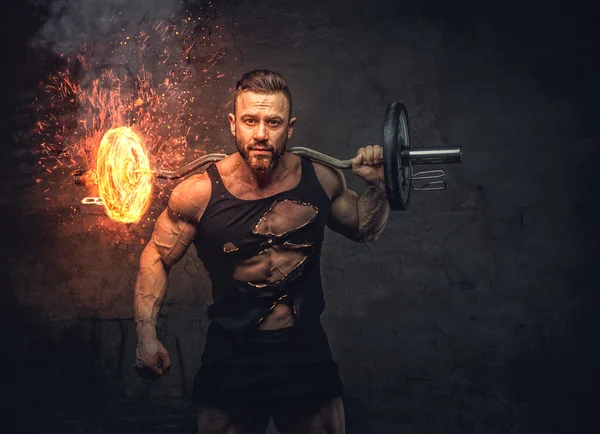 Bodybuilder tiene il bilanciere in fiamme . — Foto Stock