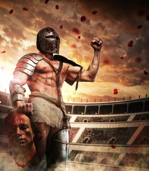 Blodiga gladiator hålla död mans huvud. — Stockfoto