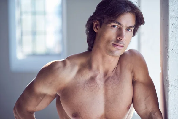 Um homem posando na luz natural . — Fotografia de Stock