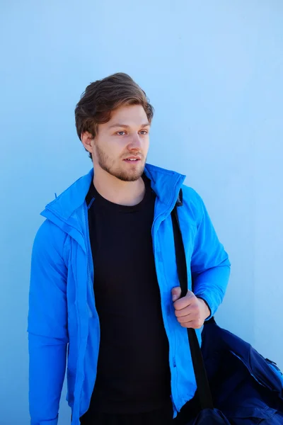 Deportivo macho en una chaqueta azul . — Foto de Stock