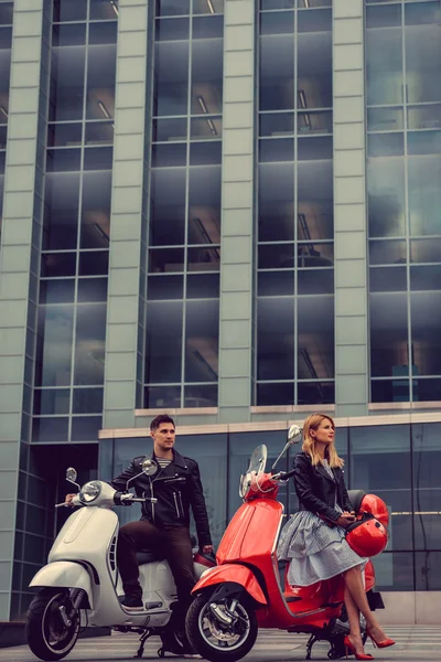 Masculino e feminino se divertindo em scooters moto . — Fotografia de Stock