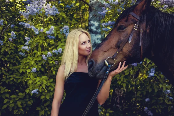 Retrato de hembra rubia con caballo . —  Fotos de Stock