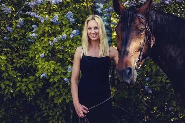 Mujer rubia posando con caballo . — Foto de Stock