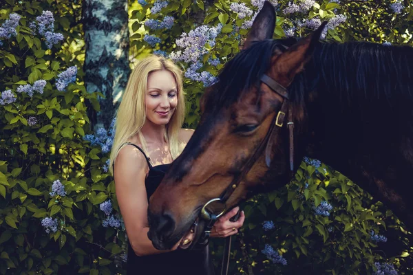 Blond female posing with horse. — Stock Photo, Image