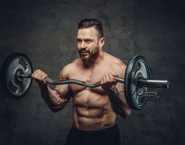 Geweldig bodybulder biceps training met barbell. — Stockfoto