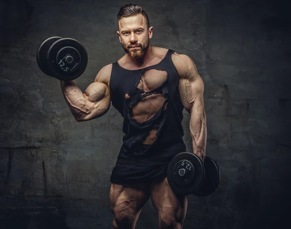 Porträt eines Bodybuilders mit Kurzhanteln. — Stockfoto