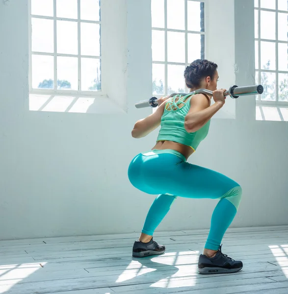 Barbell ile çömelme bir kadın. — Stok fotoğraf