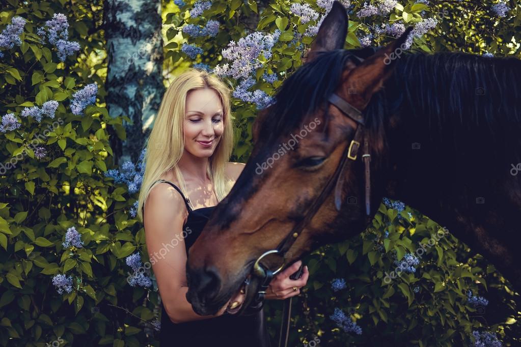 Vídeos Pornô De Mulher Transando Com Cavalo Mulher loira posando com cavalo . Stock Photo © fxquadro #111347316