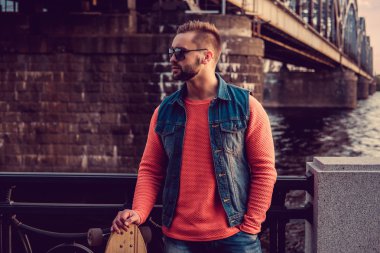 Casual adam longboard ile poz güneş gözlüğü