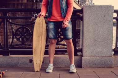 Casual adam longboard ile poz güneş gözlüğü