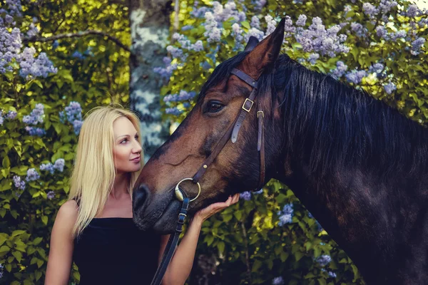 Portret blond kobieta z koniem. — Zdjęcie stockowe