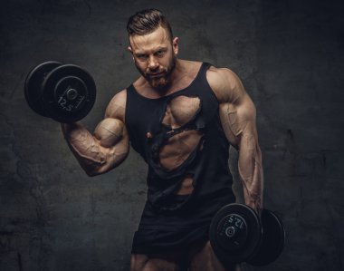 Vücut geliştirmeci dumbbells ile portresi.