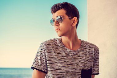 güneş gözlüklü genç adam