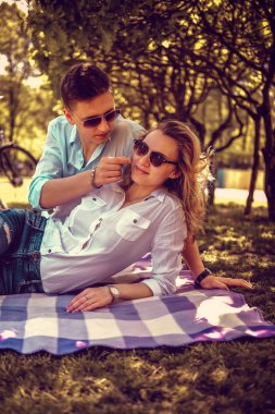 Çift yaz Park'ta rahatlatıcı ter.