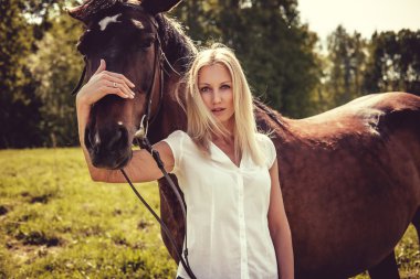 Erkek kahverengi at ile poz 