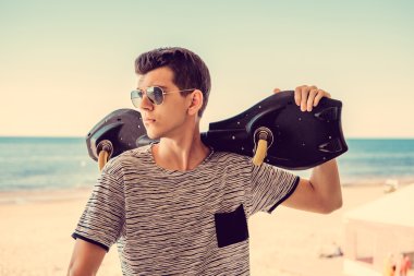 Çekici erkek holding kaykay