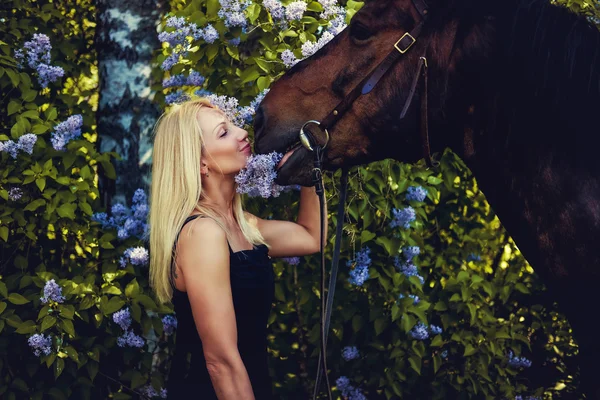 Retrato de hembra rubia con caballo . — Foto de Stock