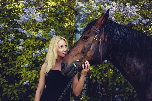 Портрет блондинки с лошадью . — стоковое фото