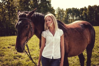 Erkek kahverengi at ile poz 