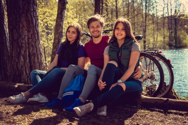 İki çekici kadın ile erkek gülümseyen 