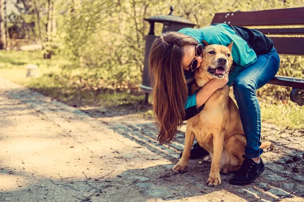 공원에 개를 가진 여성.