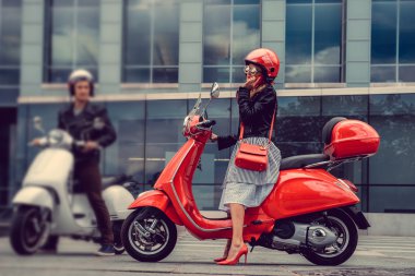 Erkek ve dişi moto scooter.