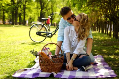Bir parkta piknik üzerinde çift.