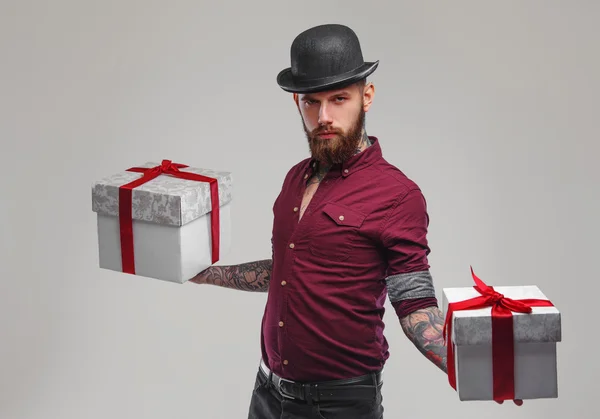Бородатый мужчина с подарочными коробками — стоковое фото