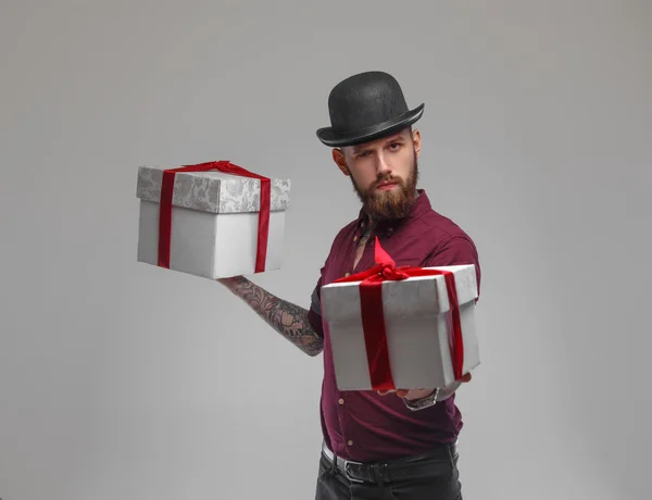 Varón barbudo con cajas de regalo — Foto de Stock