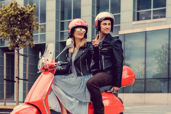 Homme et femme s'amuser sur scooter moto . — Photo