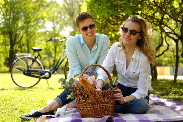 Par på picknick i en park. — Stockfoto