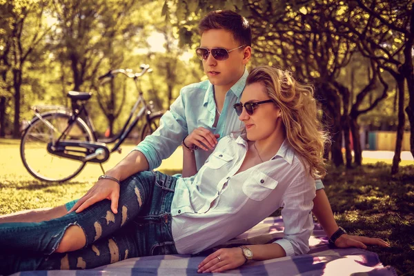 Pareja de sudor relajándose en parque de verano . —  Fotos de Stock